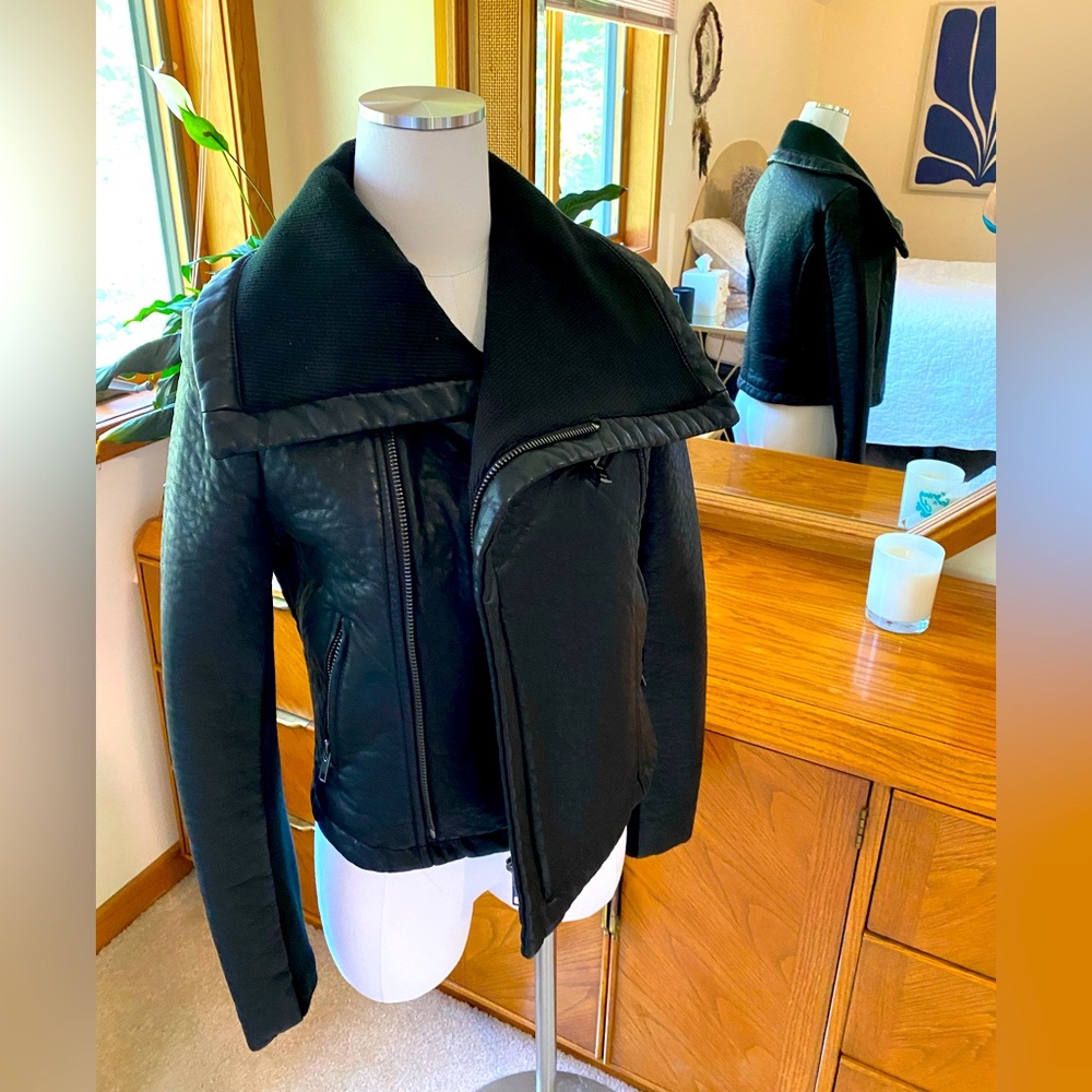Vegan pebble leather Moto jacket size small with exaggerated knit lined collar